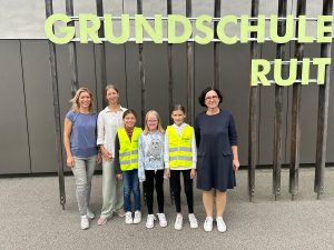 Spende des Fahrradshops Ruit – Warnwesten für die Grundschule Ruit