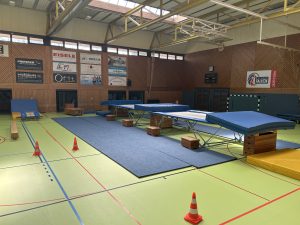 Aufbau der großen Trampoline in der Sporthalle Ruit.